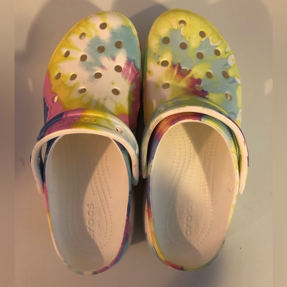 Crocs Women's Classic Platform Tie-Dye Graphic Clog - Picture 4 of 10